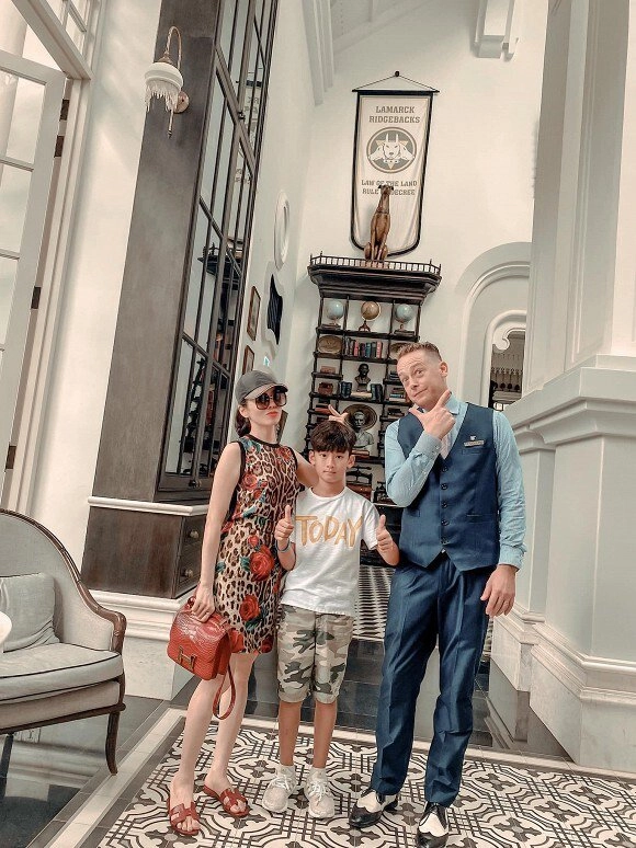Con trai lệ quyên 9 tuổi mê giày hiệu được bố đầu tư phong cách ăn mặc chuẩn rich kid - 12