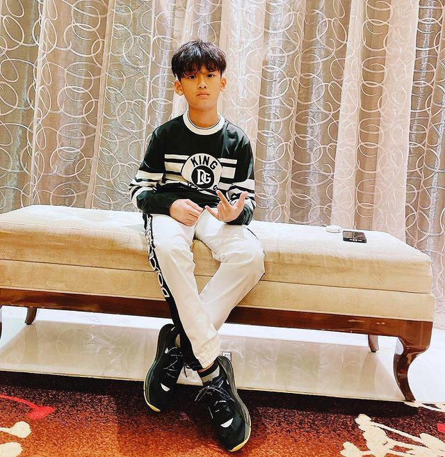 Con trai lệ quyên 9 tuổi mê giày hiệu được bố đầu tư phong cách ăn mặc chuẩn rich kid - 13