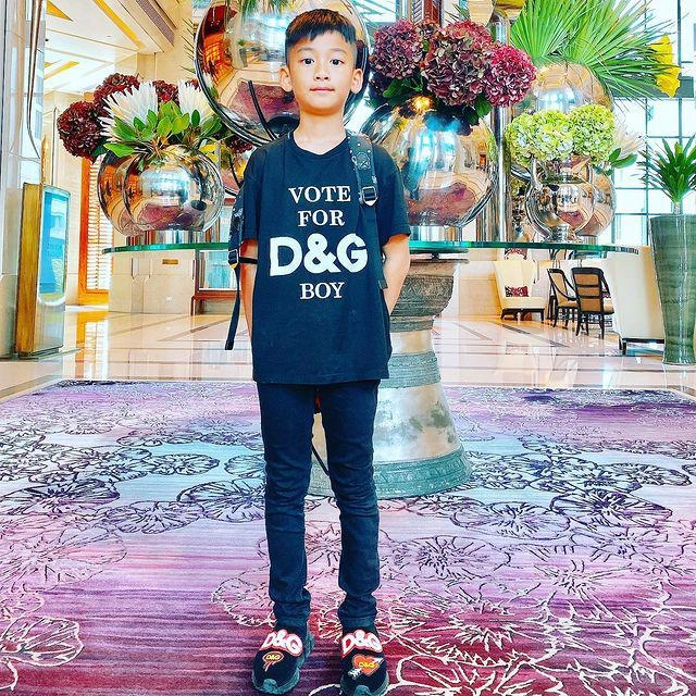 Con trai lệ quyên 9 tuổi mê giày hiệu được bố đầu tư phong cách ăn mặc chuẩn rich kid - 14