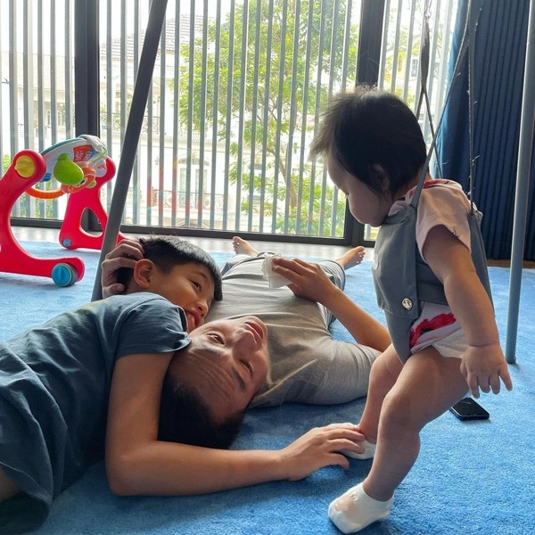 Công chúa nhỏ nhà cường đô la - đàm thu trang khoe nét đáng yêu với trang phục hoạ tiết - 1