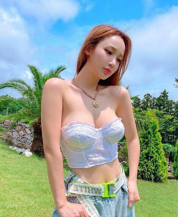 Cứ diện váy áo trễ nải khoe ngực đầy hotgirl 10x sài thành lại làm cộng đồng mạng dậy sóng - 12