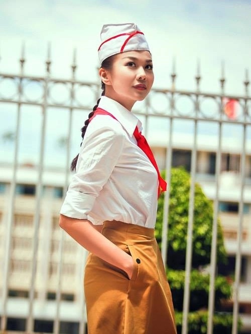 cưa sừng quàng khăn đỏ lưu hương giang gượng gạo nhã phương như học sinh tiểu học - 9