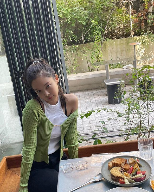 Cùng 1 chiếc áo jennie blackpink đùm 10 lớp nhìn sang tóc tiên phong phanh phát rét - 6