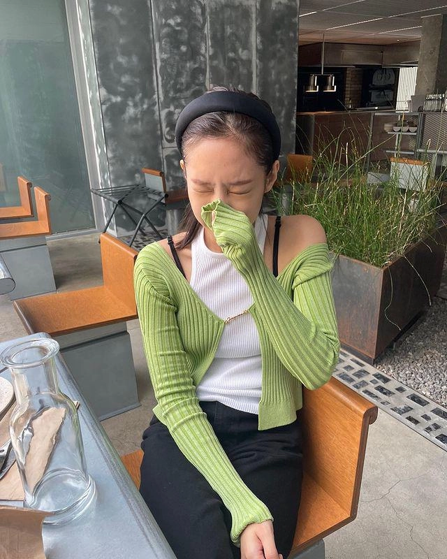 Cùng 1 chiếc áo jennie blackpink đùm 10 lớp nhìn sang tóc tiên phong phanh phát rét - 8