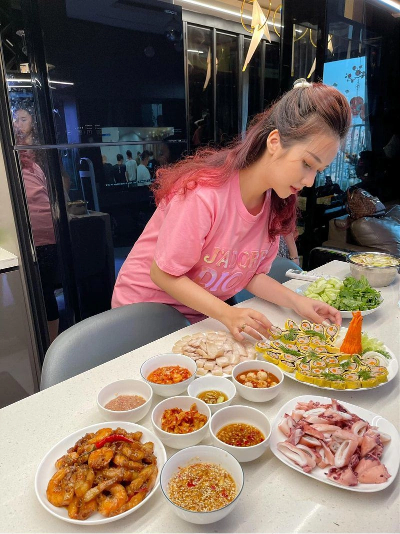 Cựu hotgirl xứ huế sang chảnh từ trong bếp đến khi ra đường nhìn bst hàng hiệu còn ngợp hơn - 5