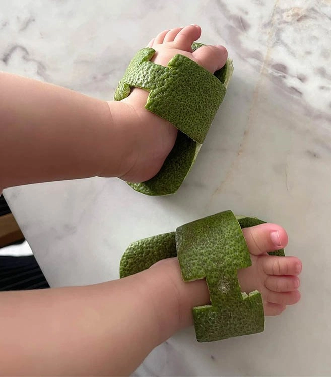 Đàm thu trang diện dép cây nhà lá vườn cho con công năng ăn đứt dép hiệu của mẹ - 5