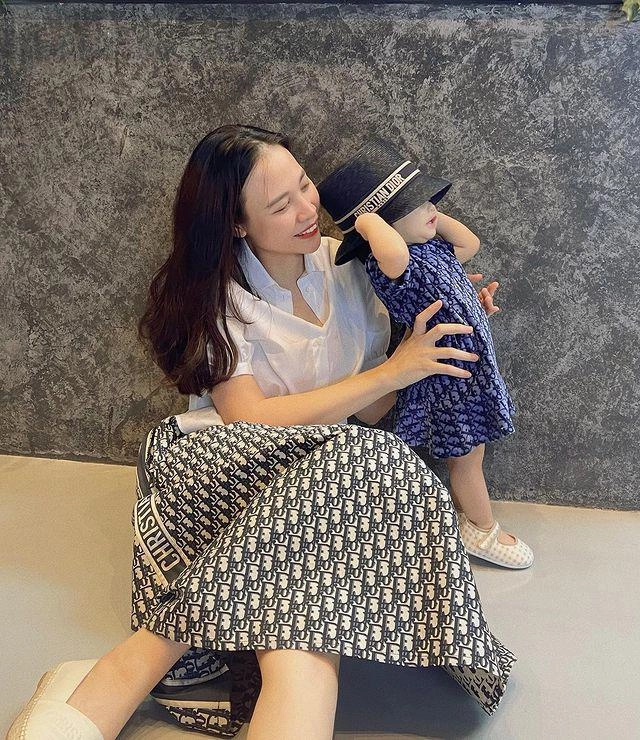 Đàm thu trang lên đồ hiệu sang xịn ai dè bị thế lực nhí cho làm phụ hoạ - 1