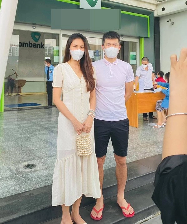 Dân mạng bóc những khoảnh khắc thời trang kém duyên của công vinh trong livestream sao kê - 1