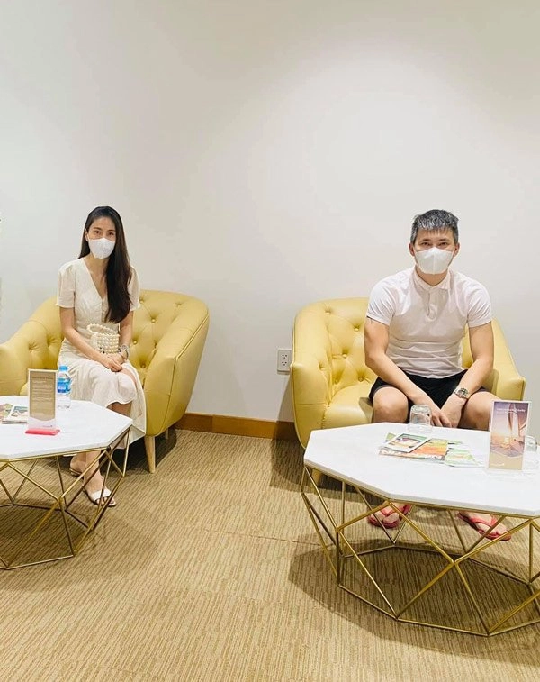 Dân mạng bóc những khoảnh khắc thời trang kém duyên của công vinh trong livestream sao kê - 2