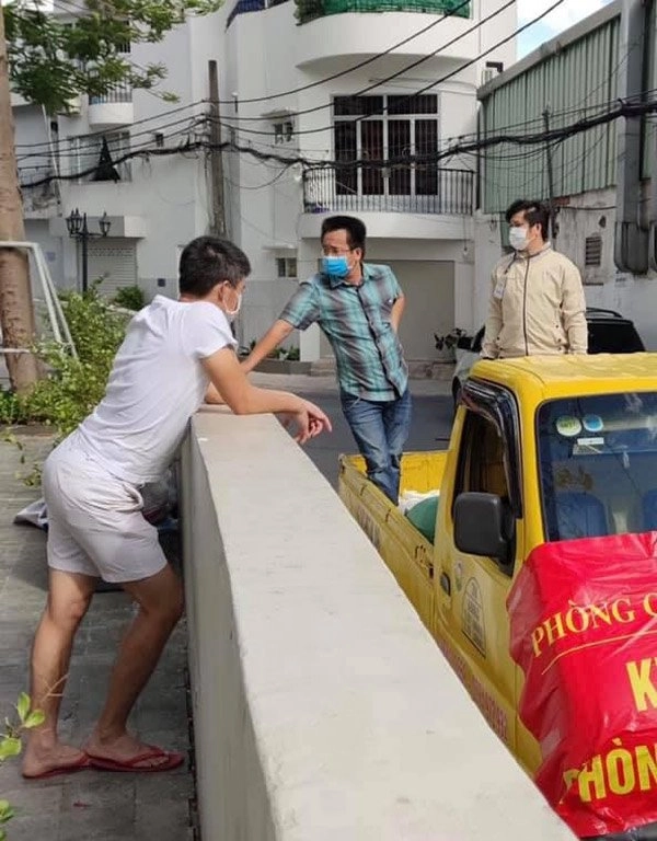 Dân mạng bóc những khoảnh khắc thời trang kém duyên của công vinh trong livestream sao kê - 9