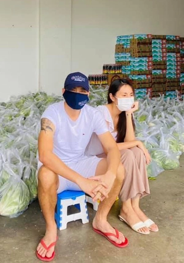 Dân mạng bóc những khoảnh khắc thời trang kém duyên của công vinh trong livestream sao kê - 10