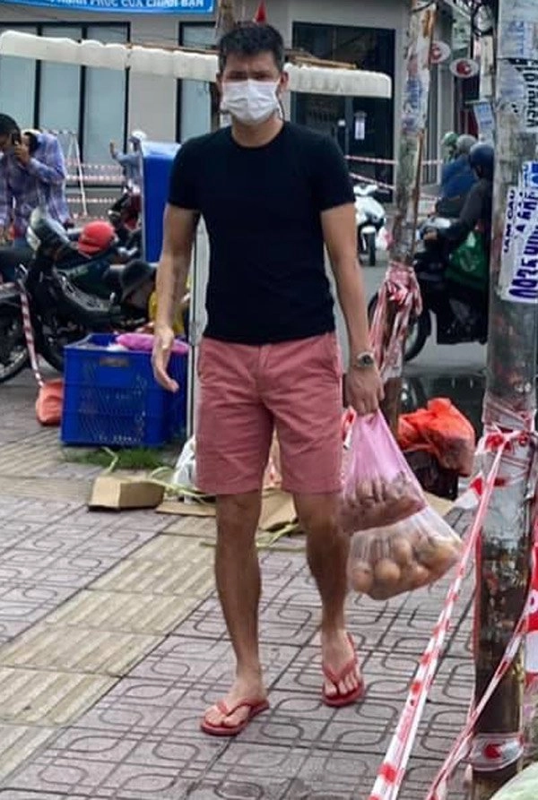 Dân mạng bóc những khoảnh khắc thời trang kém duyên của công vinh trong livestream sao kê - 11
