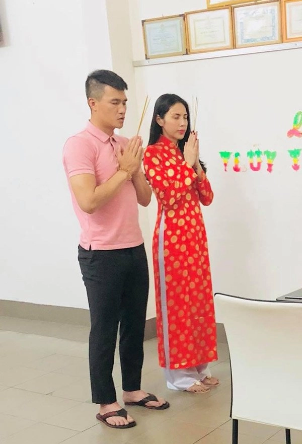 Dân mạng bóc những khoảnh khắc thời trang kém duyên của công vinh trong livestream sao kê - 13