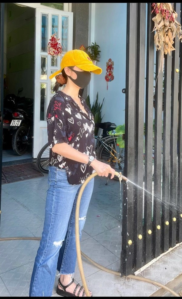 Đẳng cấp hoa hậu làng hài ở nhà tưới cây mang dép gần 50 triệu - 10