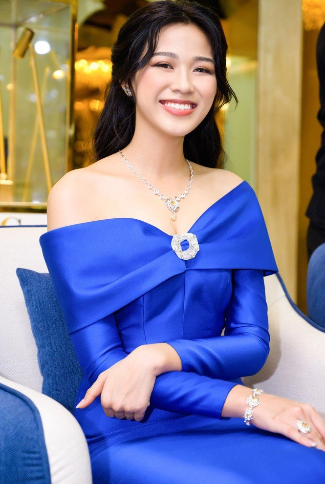 Đăng quang chưa được bao lâu đỗ thị hà gây sốt với bàn tay lấp lánh hột xoàn - 7