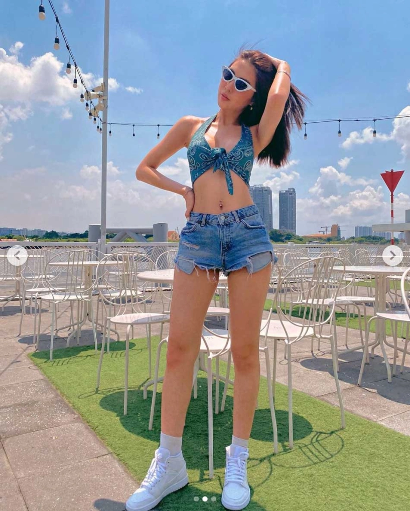 Dạo phố mỹ hoa hậu từng bị vu khống thuộc đường dây tú ông diện bikini khoe ngực bức thở - 11