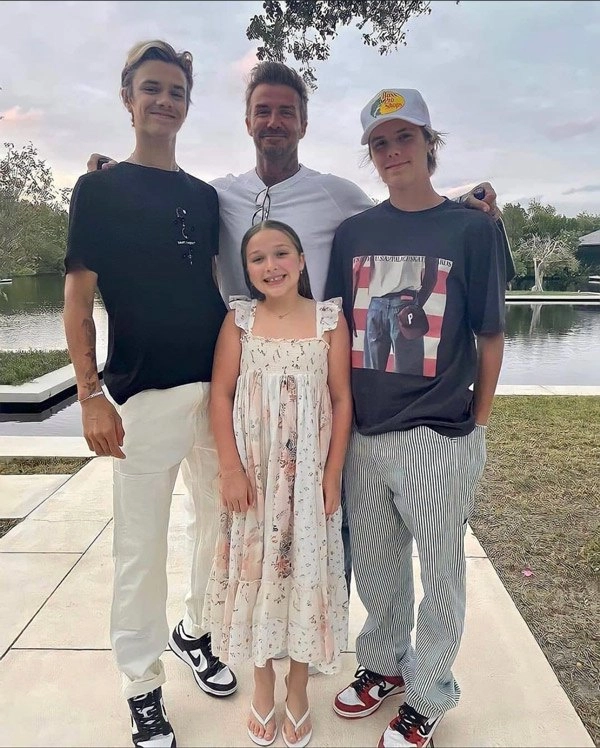 David beckham bị phản đối vì cho con gái diện váy ren gợi cảm - 12