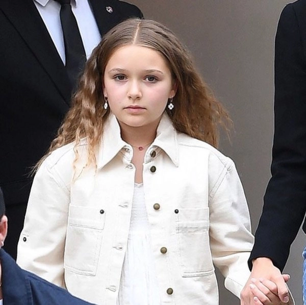 David beckham bị phản đối vì cho con gái diện váy ren gợi cảm - 17