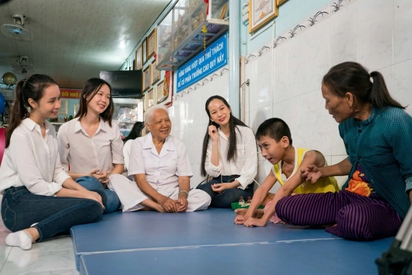 Để mặt mộc đi làm từ thiện liệu dàn thí sinh hoa hậu việt nam còn lung linh hay không - 3