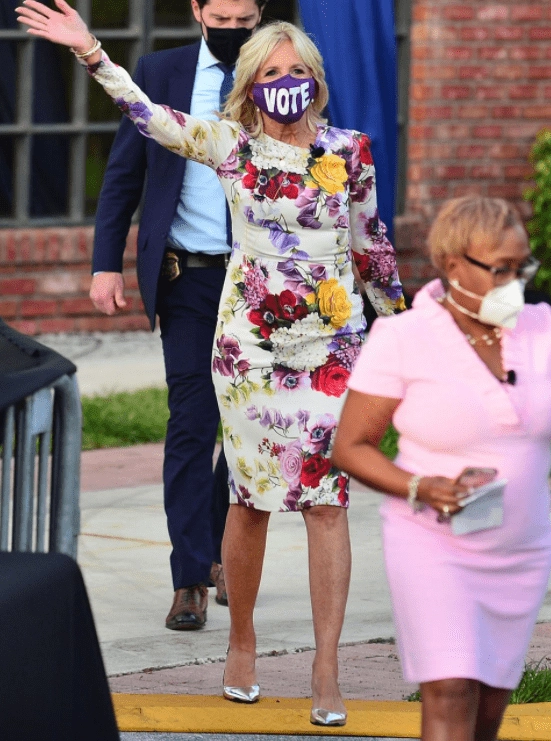 Đệ nhất phu nhân mỹ mặc váy tương đồngmeghan markle trở nên trẻ đẹp nhờ lựa chọn đúng - 8