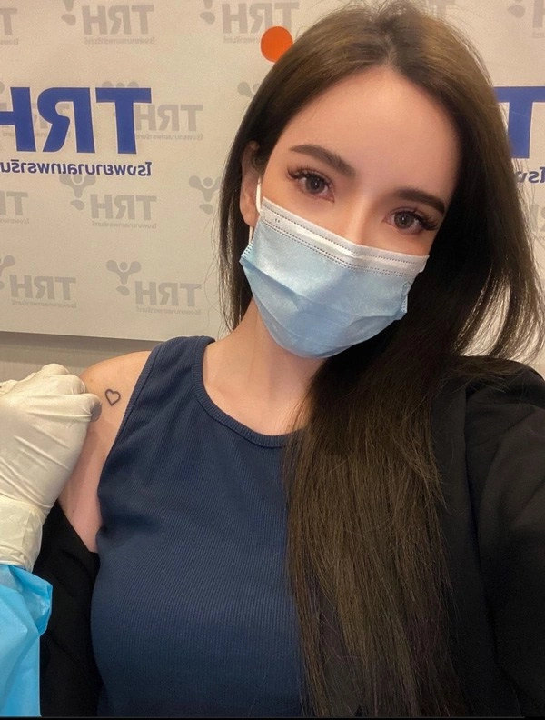 Đi tiêm vaccine cô gái được chú ý vì xách túi hiệu gần nửa tỷ đồng - 1