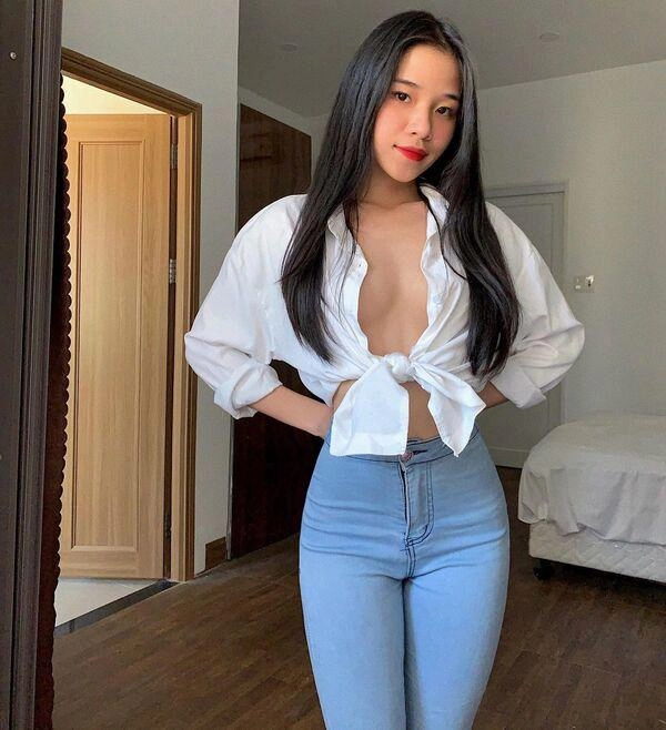 Diện áo sơ mi mở toang cúc hot girl tự tin thả rông vòng 1 trước mắt dân tình - 8