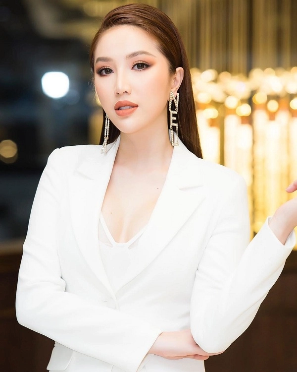 Diện áo trắng mà sợ trông nhạt nhòa nàng hãy kết hợp thêm những món phụ kiện này - 2