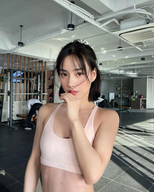 Diện chiếc áo với hàng cúc như sắp bung hotgirl phòng gym vô tư tạo đủ dáng trước ống kính - 2