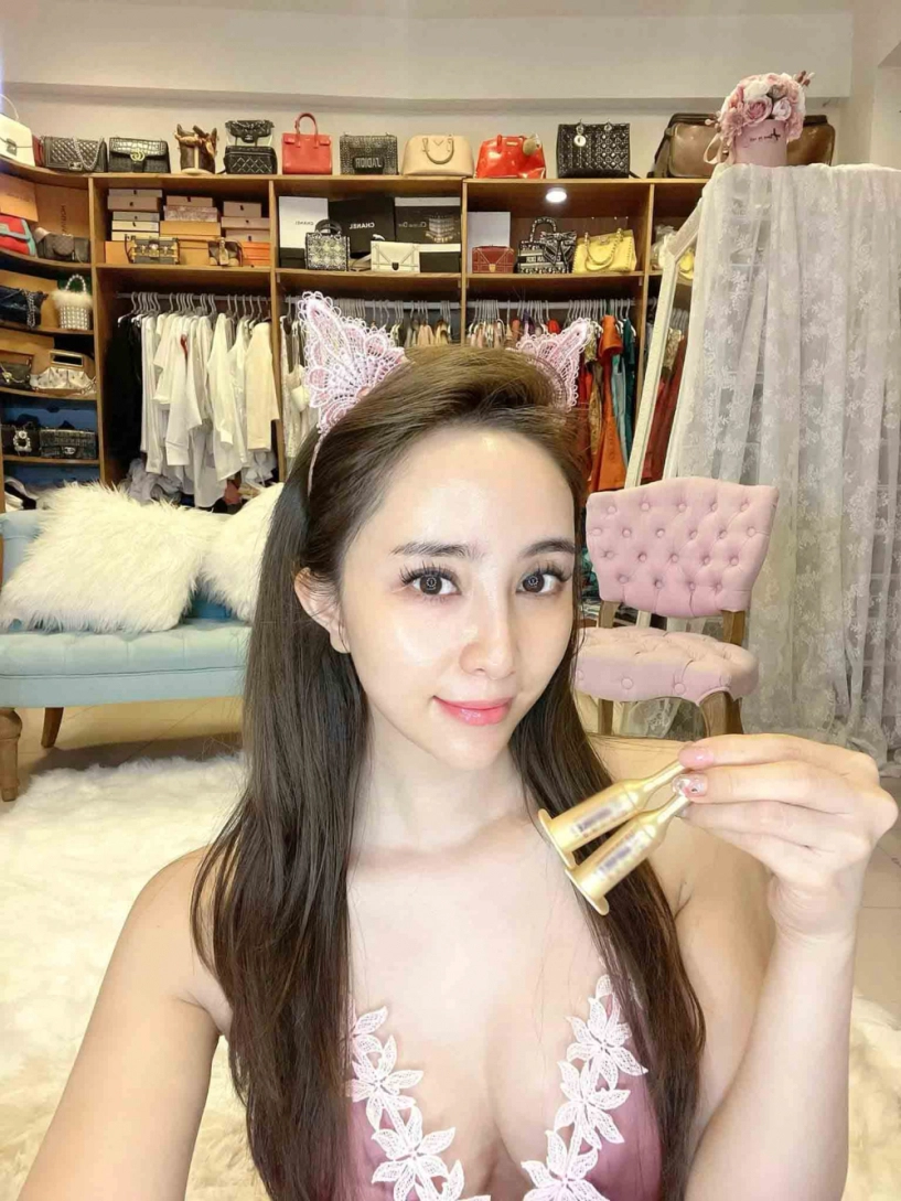 Diện đầm ngủ trễ nải quỳnh nga gần như lu mờ trước hàng tủ đắt đỏ phía sau - 2