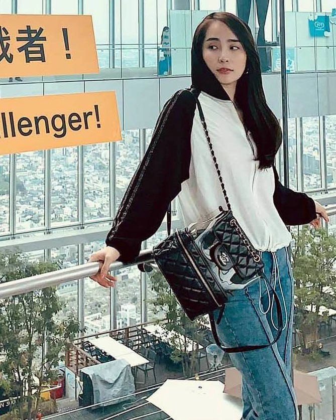 Diện đầm ngủ trễ nải quỳnh nga gần như lu mờ trước hàng tủ đắt đỏ phía sau - 10