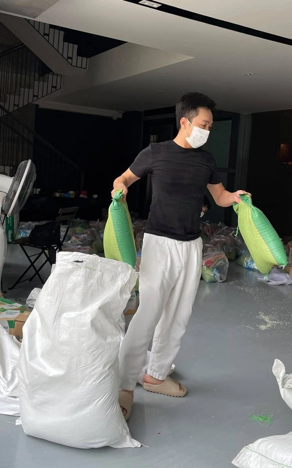 Diện dép giá rẻ cường đô la vẫn đụng hàng xuyên lục địa với kim siêu vòng ba - 1