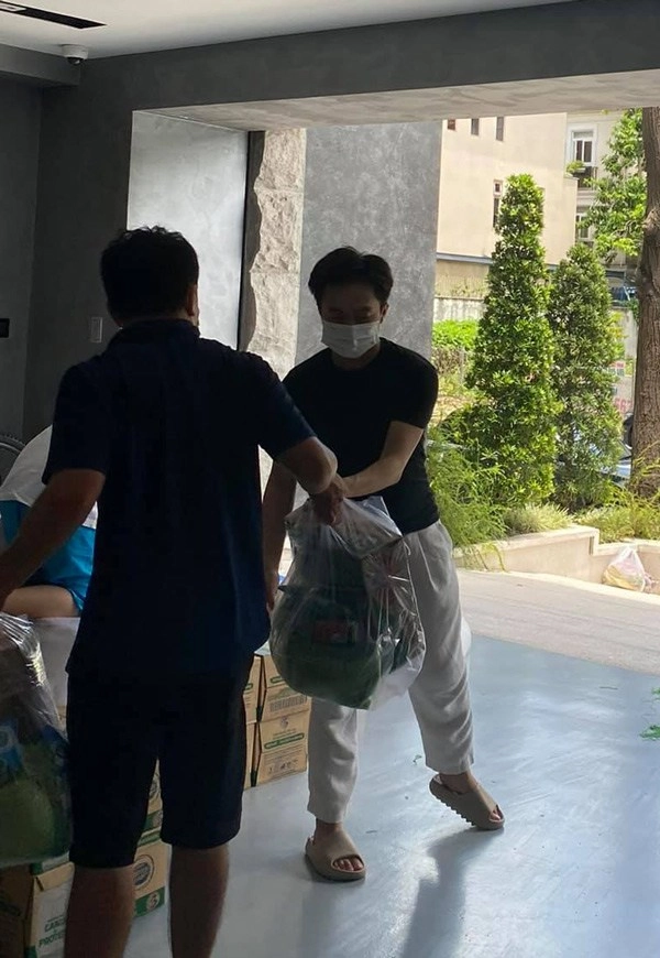 Diện dép giá rẻ cường đô la vẫn đụng hàng xuyên lục địa với kim siêu vòng ba - 2