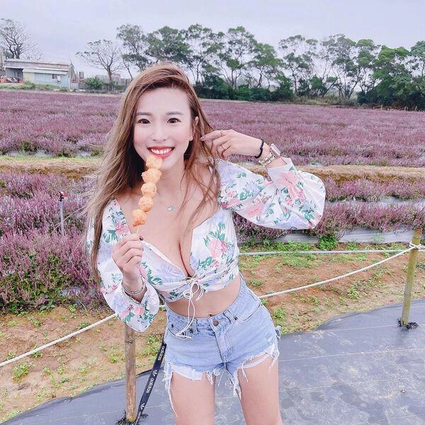 Diện quần ngắn tới nỗi chẳng che nổi vòng 3 hot girl vẫn vô tư tạo dáng trước ống kính - 5