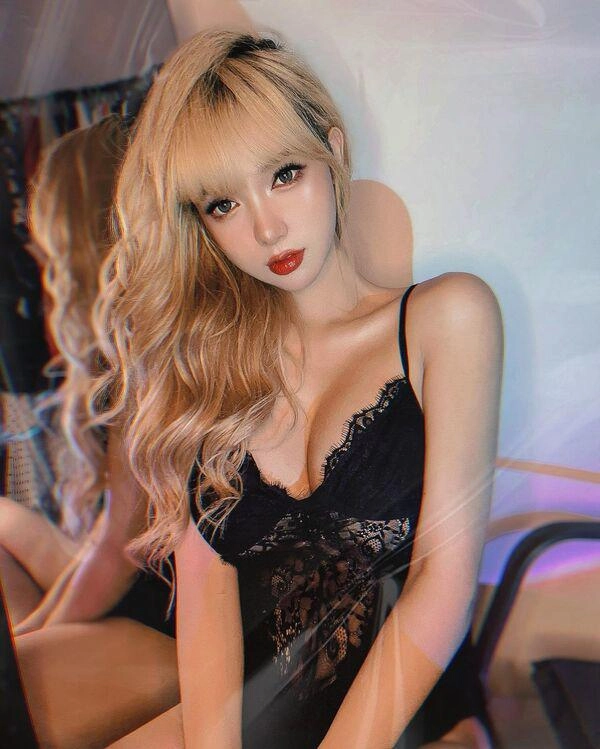 Diện váy mỏng tang lấp ló nội y nàng búp bê việt nam vẫn thoát cảnh bị cđm ném đá - 13