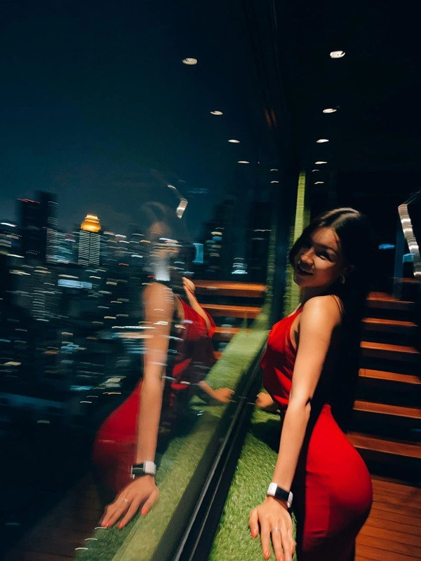 Diện váy ôm sát chụp hình trước kính bạn gái lâm tây để lộ chi tiết đầy táo bạo - 4