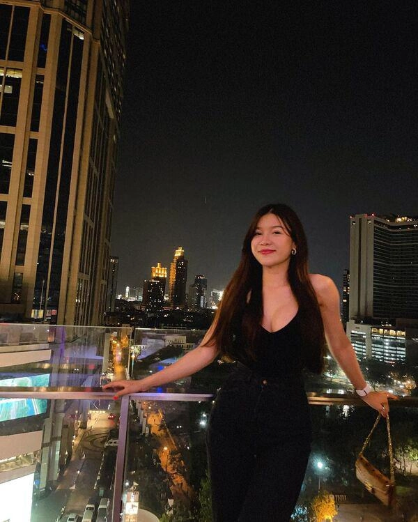 Diện váy ôm sát chụp hình trước kính bạn gái lâm tây để lộ chi tiết đầy táo bạo - 7