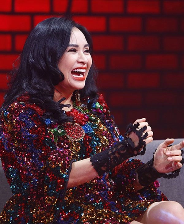 Diva thanh lam 52 tuổi vẫn làm bao người toát mồ hôi vì món đồ thời trang trên tay - 1