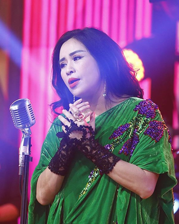 Diva thanh lam 52 tuổi vẫn làm bao người toát mồ hôi vì món đồ thời trang trên tay - 2