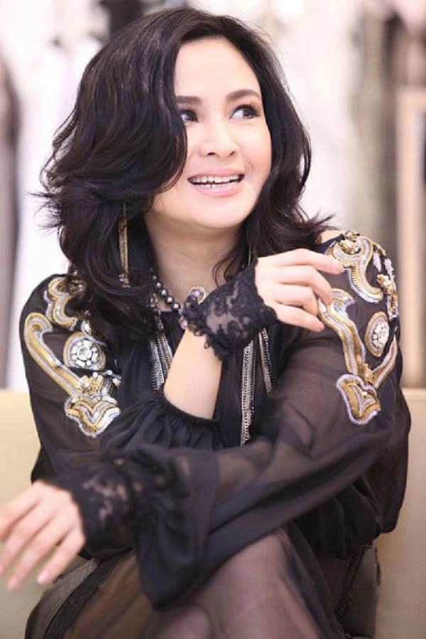 Diva thanh lam 52 tuổi vẫn làm bao người toát mồ hôi vì món đồ thời trang trên tay - 4