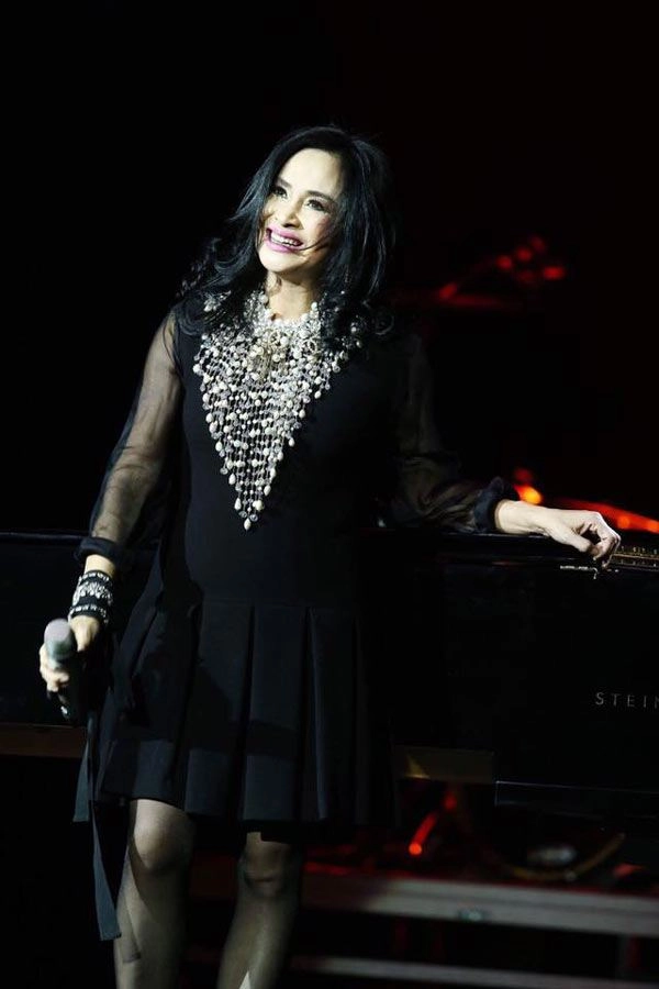 Diva thanh lam 52 tuổi vẫn làm bao người toát mồ hôi vì món đồ thời trang trên tay - 12
