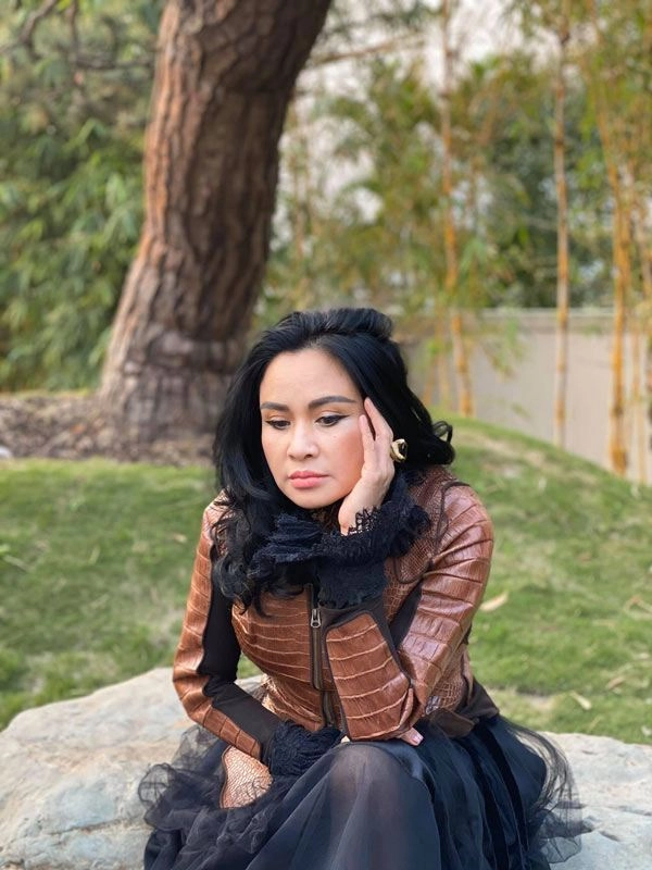 Diva thanh lam 52 tuổi vẫn làm bao người toát mồ hôi vì món đồ thời trang trên tay - 13