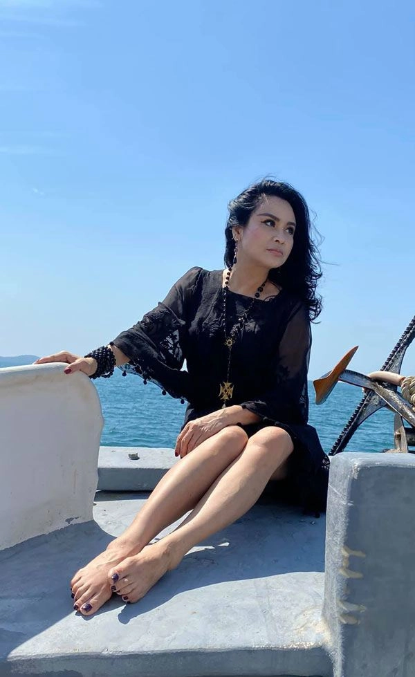 Diva thanh lam 52 tuổi vẫn làm bao người toát mồ hôi vì món đồ thời trang trên tay - 15