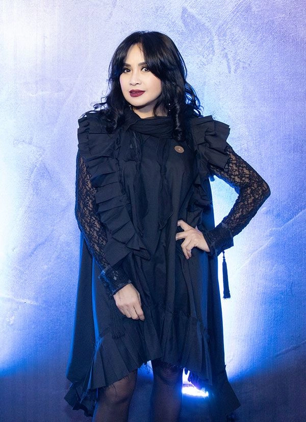 Diva thanh lam 52 tuổi vẫn làm bao người toát mồ hôi vì món đồ thời trang trên tay - 18