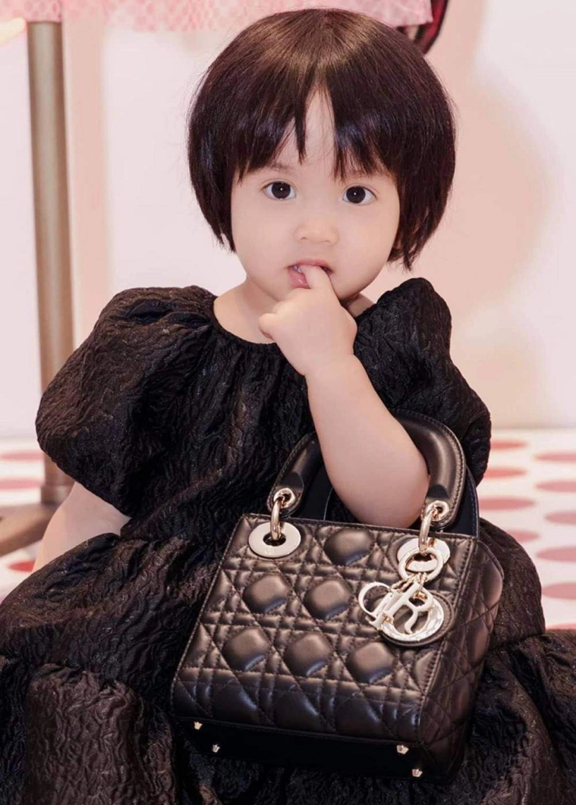 Dỗ dành bé sóc lạ nhà bố cường chi bộn tiền sắm đồ hiệu - 18