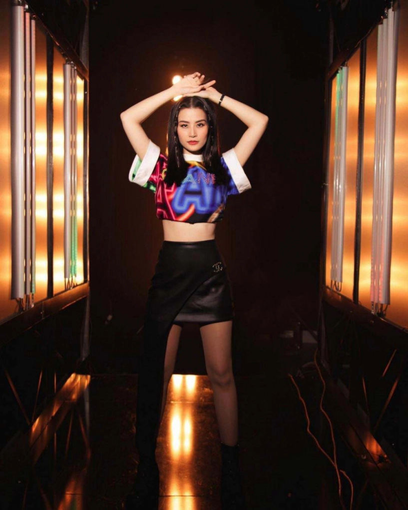 Đông nhi diện croptop thắt dây khoe trọn eo con kiến phụ kiện trăm triệu cũng lu mờ - 6