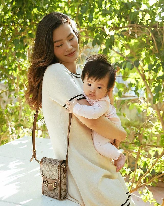 Đông nhi khẳng định đẳng cấp mẹ bỉm sành điệu diện items ngắn cũn lại toàn hàng hiệu đắt đỏ - 2