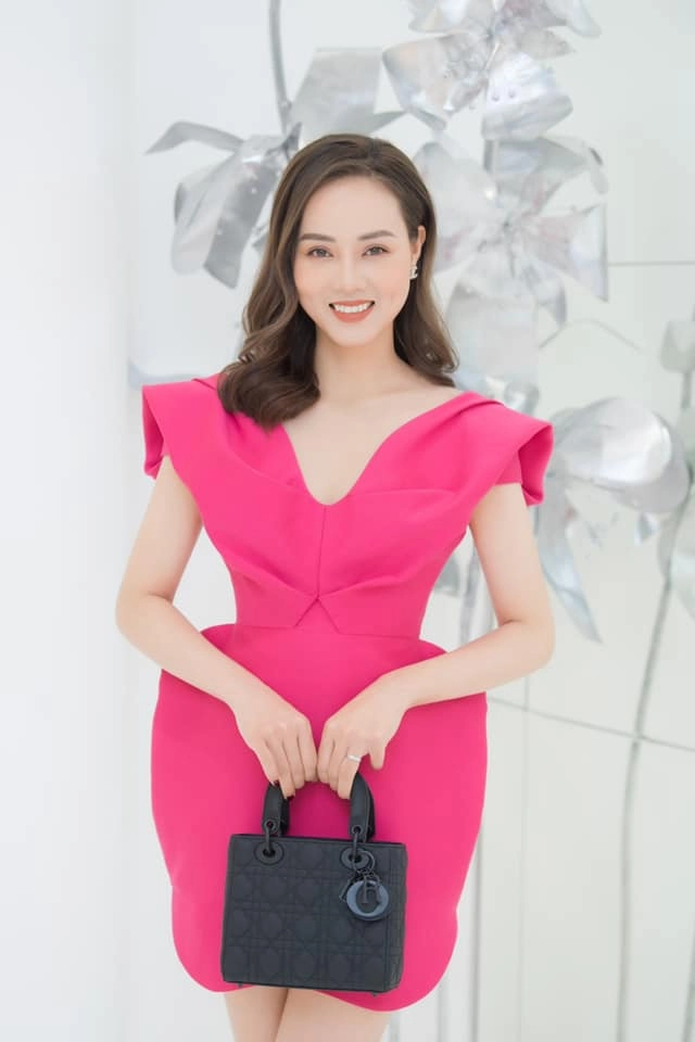 Đụng hàng đỗ mỹ linh vợ kém 15 tuổi của công lý nổi lấn át nhờ phụ kiện trăm triệu - 3