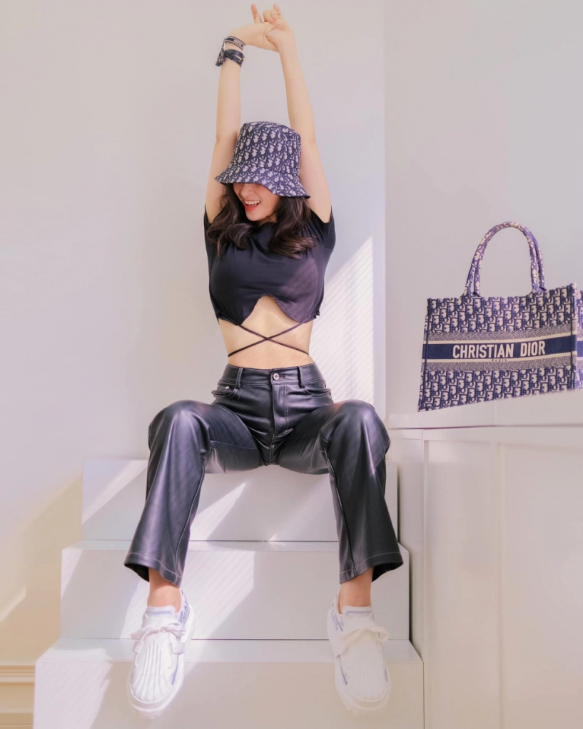 Đụng hàng váy khó mặc đẹp mẹ bỉm đông nhi và mc gia thế khủng đối đầu khốc liệt - 2