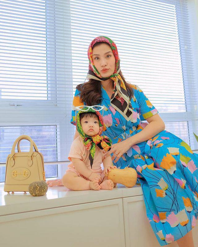 Đụng hàng váy khó mặc đẹp mẹ bỉm đông nhi và mc gia thế khủng đối đầu khốc liệt - 4