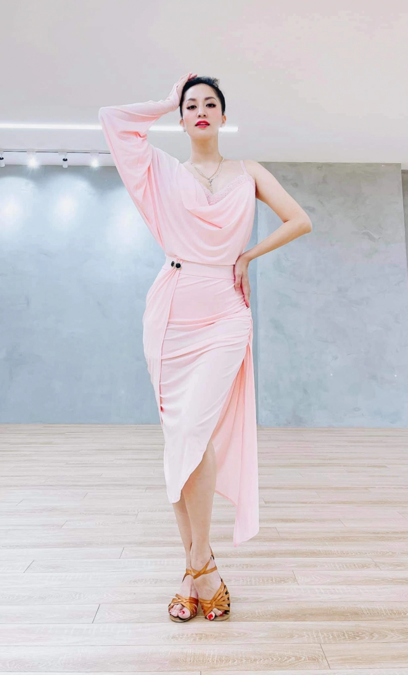 đứng hình trước vùng bụngmỡ màu của khánh thichọn sai váy áo liền phí hoài dáng mi nhon - 6